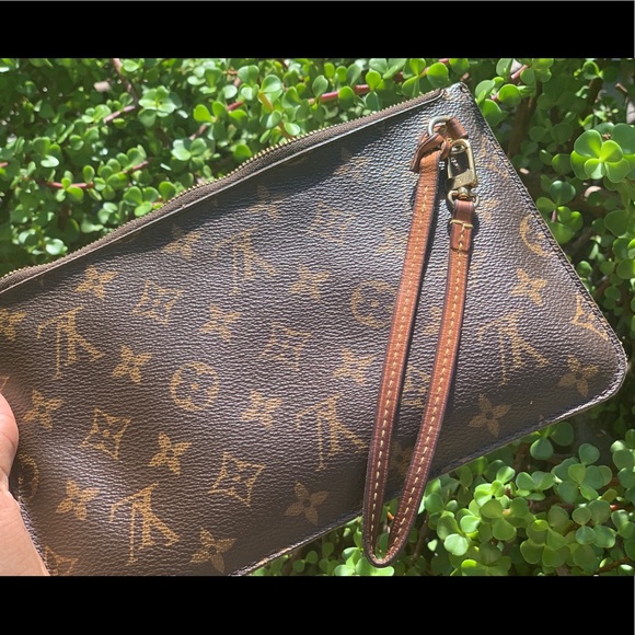 Louis Vuitton Handbags - Authentic Louis Vuitton Neverfull Clutch 💛